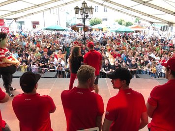 Die Spieler der Eispiraten Crimmitschau auf dem Marktfest.