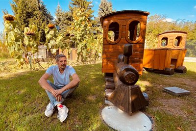 Wenige Tage vor dem Richtfest für die Biergarten-Hütte - die Spieleisenbahn für Kinder steht schon. Sven Hetsch freut sich auf den Samstag ab 14 Uhr, wenn die Jahnsdorfer kommen.