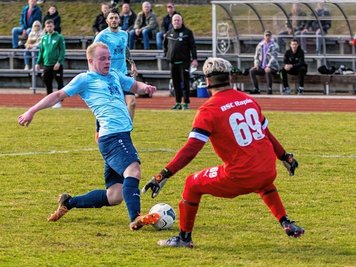 In dieser Szene scheitert Marienbergs Angreifer Kevin Matthes an Rapid-Keeper Nico Kaiser. Kurz darauf behielt der Motor-Stürmer die Übersicht und legte André Luge per Querpass das 2:0 auf. 