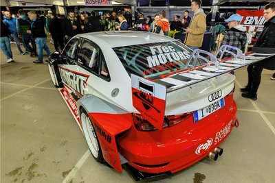 Dieser auffällig Heckflügel ist nicht zur Zierde da, sondern soll die Kraft auf die Fahrbahn bringen. Der allradgetriebene Audi RS3 hat mehr als 1400 Pferdestärken unter der Haube. 
