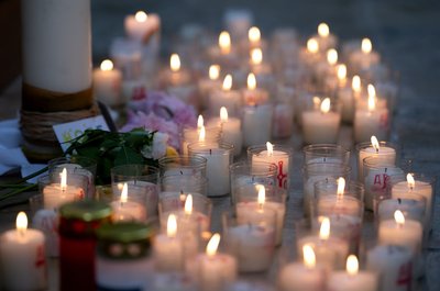 In der Kirche St. Nikolaus in Haimhausen wurden zahlreiche Kerzen angezündet.
