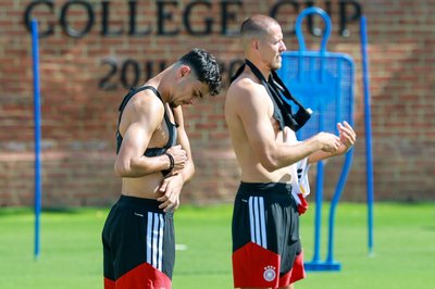 "Hart trainieren" ist auch im Turnier wichtig: Aleksandar Pavlovic (l) und Waldemar Anton auf dem Trainingsplatz in Winston-Salem. (Archivbild)