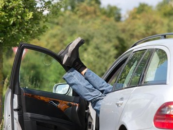 Wie der Mann in seinem Auto schlief, teilte die Polizei nicht mit. 