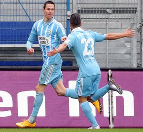 Tim Danneberg und Flankengeber Stefano Cincotta jubeln über den Treffer zum 1:1-Ausgleich.