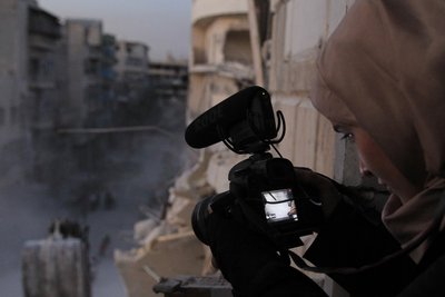Waad al-Kateab in einer Szene ihres Dokumentarfilms „Für Sama“: Fünf Jahre filmte sie dafür im belagerten Aleppo. „Für Sama“ war Ausgangspunkt des „Tacheles“-Abends im Kinopolis Freiberg.