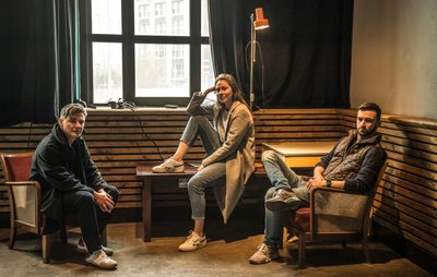 Olaf Bender, Marlen Bieber und Felix Rohleder (von links) bei den Proben zu "Isolation Club" im Club Transit. 