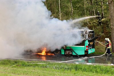 Als die Feuerwehren am Ort des Brandes eintrafen, stand der Bus schon voll in Flammen.