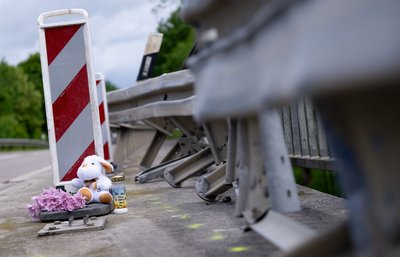 Auch am Unfallort wurden Blumen und Kerzen niedergelegt.