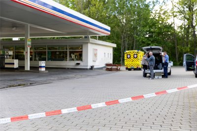 Nach einem Raubüberfall wurde die Tankstelle am Ortsausgang Freiberg von der Polizei gesperrt.
