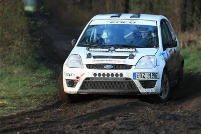 Nach dem Heimspiel ist vor dem Heimspiel: Zumindest für Yannik Keller und Lilly Kunz, die sowohl Mitglied des MC Grünhain als auch des MSC Bad Schmiedeberg sind. Nach der Heimrallye im Erzgebirge geht es für das Führungsduo des Schottercups nun auf losem Untergrund in Sachsen-Anhalt weiter.