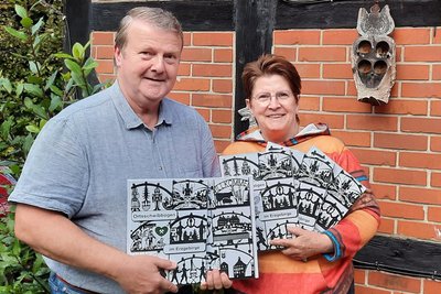 Heike und Wolfgang halten die ersten Exemplare ihres Buches „Ortsschwibbögen im Erzgebirge" in den Händen.