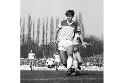 Volker Schmidt in einem Spiel in Karl-Marx-Stadt. Er schoss 1988 in Magdeburg das wichtige 1:0.