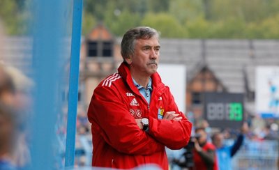 Gerd Schädlich verfolgte wie versteinert an der Seitenlinie den blamablen Auftritt seiner Mannschaft. 