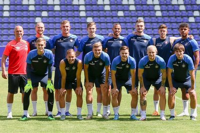FCE-Trainer Timo Rost mit den bisher 13 Neuzugängen: Darunter sind einige "alte Bekannte" wie die Ex-Zwickauer Steffen Nkansah (oben Vierter von rechts) und Elias Huth (unten Vierter von rechts). Auch der ehemalige Dresdner Marvin Stefaniak (unten Zweiter von rechts) zählt dazu.Foto: Gabor Krieg/Picture Point