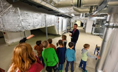 Der technische Leiter des Archäologiemuseums, Tino Kretzschmar, führt eine Gruppe durch die Lüftungsanlage im Keller. Dort gibt es auch einen hauseigenen Trafo, weil das Museum so viel Strom braucht. 
