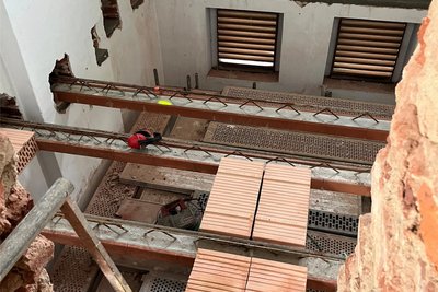 Blick in das Umspannwerk - hier mussten sogar Zwischendecken eingezogen werden. Der Um- und Ausbau des gesamten Gebäudes erfordert viel Arbeit.