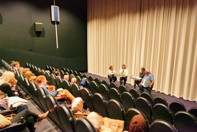 Rund 120 Gäste verfolgten im Kinopolis Freiberg den 28. „Tacheles“-Abend. Nach dem Dokumentarfilm „Für Sama“ sprachen Suaad Marwa und Kawther Amro mit den Moderatoren Michael Stahl und Thomas Erler über die Flucht.