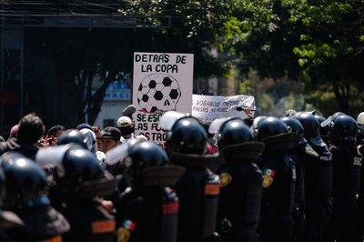 Verschiedene Gruppierungen demonstrieren seit Tagen in Mexiko vor der Eröffnung der WM. (Archivbild)