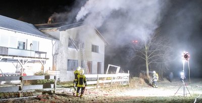 Die Feuerwehr am Einsatzort in Jahnsdorf.