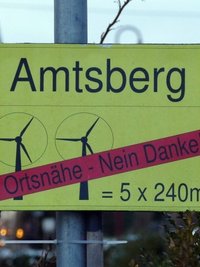 In Amtsberg hängen auch in der Weihnachtszeit Plakate der Bürgerinitiative, die 1300 Unterschriften gegen den Windpark gesammelt hat. 