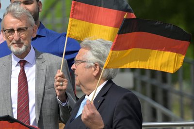 Geert Mackenroth - hier neben Innenminister Armin Schuster (links/beide CDU) - ist seit Ende 2014 Ausländerbeauftragter. Sein Nachfolger wird Integrationsbeauftragter heißen.