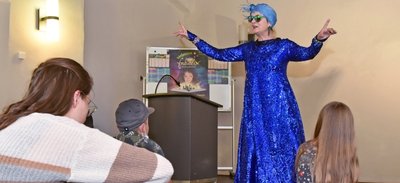 Marlies Linke bestritt als Märchentante die Auftakt-Vorlesung der Kinder-Uni Annaberg-Buchholz. 