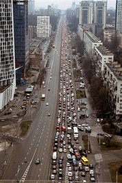 Stau in Kiew: Tausende wollen am Donnerstag die Hauptstadt der Ukraine nach dem Angriff Russlands verlassen. Foto: Emilio Morenatti/AP/dpa