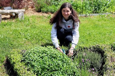 Veronika Götz im Garten.