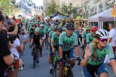 Die Friedensfahrt mit ihren rund 200 Teilnehmern durchquerte im Vorjahr den Buchholzer Jahrmarkt.