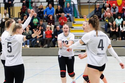 Die Oberlosaer Volleyballerinnen nach dem Gewinn des ersten Satzes. Gefeiert wurde auch nach Spielende.