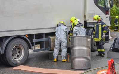 Mehrere Feuerwehren sind am Montagvormittag zu einem auslaufenden Dieseltank in den Annaberg-Buchholzer Ortsteil Kleinrückerswalde ausgerückt.
