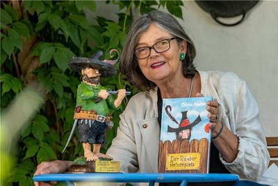 Susanne Preußler-Bitsch, Tochter des Schriftstellers Otfried Preußler, mit dem Buch "Der Räuber Hotzenplotz". 
