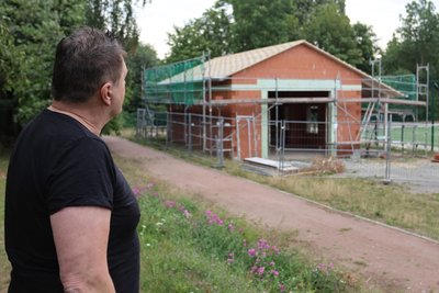 Noch befindet sich die neue Vereinsremise im Bau. Lokalreporter Jochen Walther hat sich selbst ein Bild von dem noch unfertigen Neubau in dem Crimmitschauer Stadtteil gemacht.