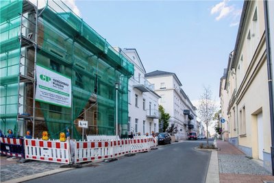 In direkter Nachbarschaft zum ehemaligen Sachsendruck an der Bergstraße hat Sanierer Frank Müller sein neuestes Projekt gestartet: Das älteste Haus, das er je saniert hat, hat rund 150 Jahre auf dem Buckel. 