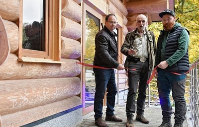 Baumeister Klemens Hofmann aus Werda (rechts), Tierparkleiter Tino Richter und Pro-Klingenthal-Stadtrat Carsten Förster (links) bei der Einweihung.