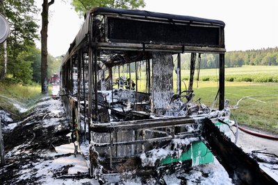 Der Gelenkbus brannte vollständig aus.