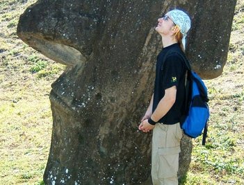 Der Nasenvergleich: Tim Gernitz an einer der Statuen auf der Osterinsel, die Moais genannt werden. 