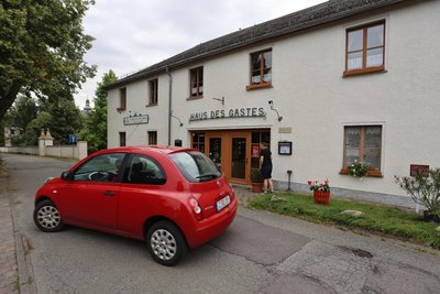 Das „Haus des Gastes“ grenzt unmittelbar an den Festplatz an, wo sich auch einige Parkplätze befinden.