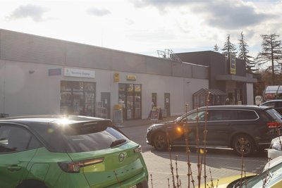 Ab 13. Mai können wieder Briefe und Pakete in der DHL-Filiale neben dem Edeka an der Flemmingstraße abgegeben und abgeholt werden.