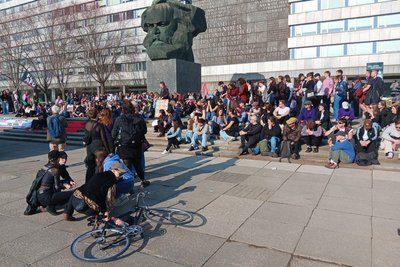 Am Marx-Monument in Chemnitz gab es am Samstag eine feministische Zwischenkundgebung.
