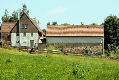 Der Hof liegt direkt an der Straße in Thalheim.