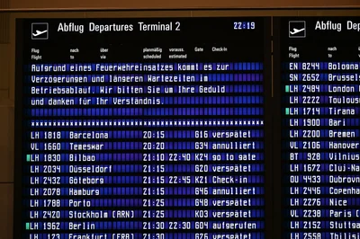 Die Anzeigetafeln des Flughafens informierten die Reisenden über verspätete und annullierte Flüge.
