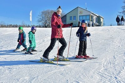 Zog es nach dem Studium aus Leipzig wieder nach Schöneck: Marie Englert beim Skifahren mit ihren Kindern.