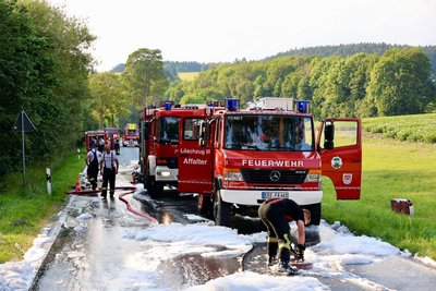 Viel Löschschaum kam zum Einsatz. Um den zu beseitigen, musste die Straße gesperrt bleiben.