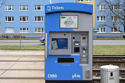 Ein Fahrscheinautomat an einer Straßenbahnhaltestelle. Der Verkehrsverbund Mittelsachsen erhöht im nächsten Jahr bei zahlreichen Ticketarten die Preise.