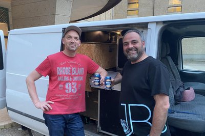 Klaus Emmrich (l.) und André Dwinger vor ihrem voll beladenen Transporter nach getaner Arbeit.