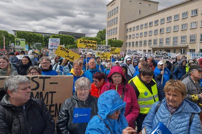 Die etwa 1500 Teilnehmer der Demo brachten ihren Unmut über die Sparpläne zum Ausdruck.