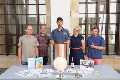 Zeitungen, Getränke, Dokumente und Geld kommen in die Zeitkapsel, die am Samstag gegen 13.15 Uhr auf dem Wenzel-Verner-Platz in den Grundstein des Fritz-Heckert-Gebietes eingelassen wird.
