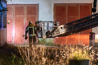 Auch eine Drehleiter wurde zum Ausleuchten der Einsatzstelle genutzt.