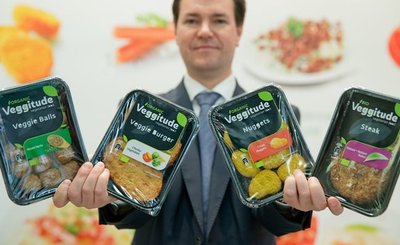 Vegetarische Fleischersatzprodukte sind während der BioFach-Messe in Nürnberg zu sehen.